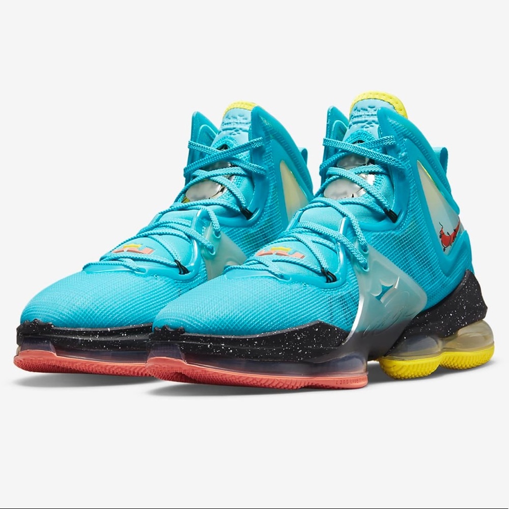 NEW IN BOX! Nike LeBron 19 Christmas 2022 - Size 11.5